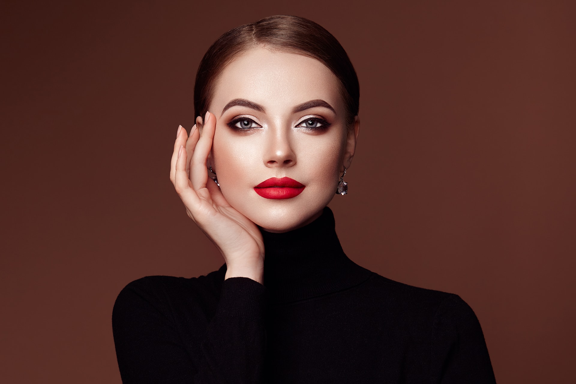 beautiful-woman-face-with-perfect-makeup-NKGZABC-min.jpg